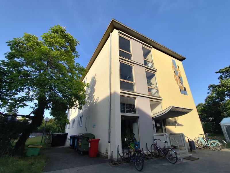 Mülltonnen direkt am Gebäude
