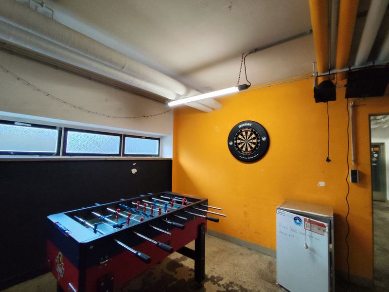 Tischkicker und Dartscheibe